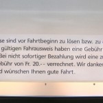 Informationstafel in einem Bus: "Bei nicht sofortiger Bezahlung wird eine Behandlungsgebühr von Fr. 20.- verrechnet."