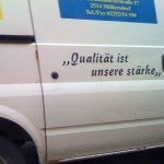 Aufschrift auf einem Lastwagen: "Qualität ist unsere stärke" – inklusive Schreibfehler
