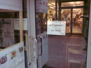 Schild an der Tür eines Geschäfts: "Mittagspause bis 18 Uhr"